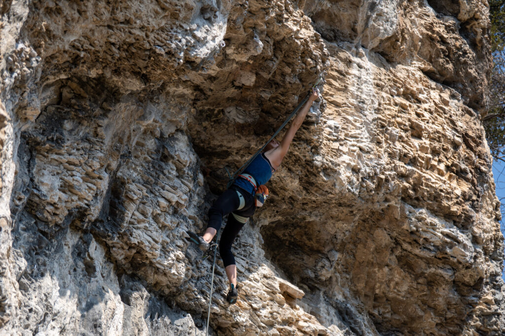 Frau klettert in einem Überhang