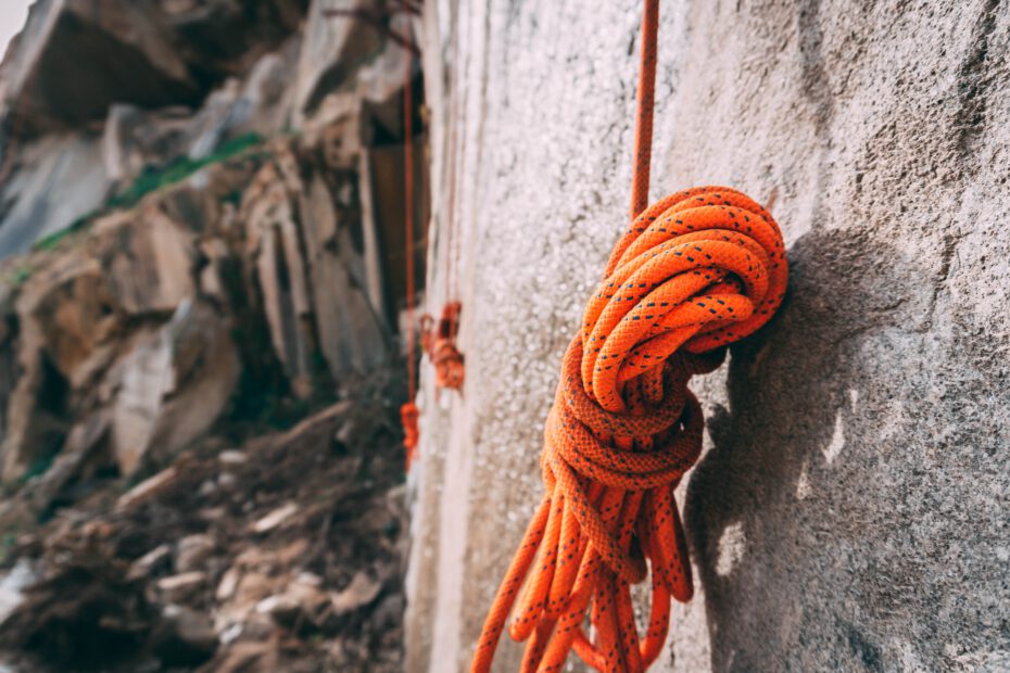 orangenes Kletterseil für Kletterausrüstung am Fels