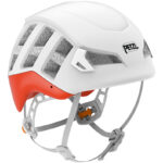 weiß orangener Kletterhelm der Marke Petzl